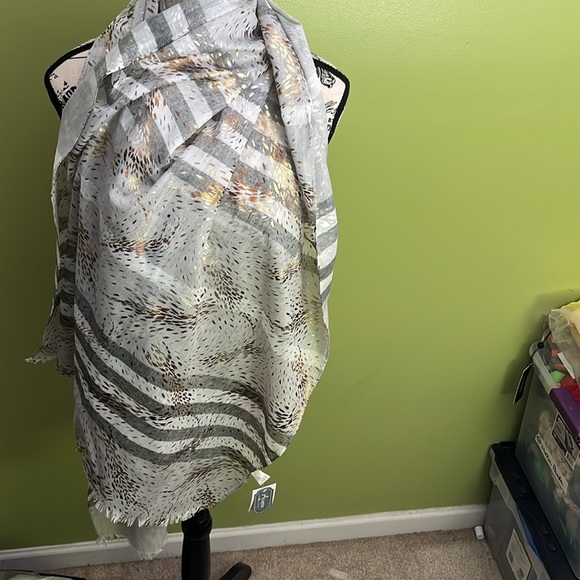 🆕 Arianna By Howard’s Gray and Gold Scarf - Picture 5 of 5